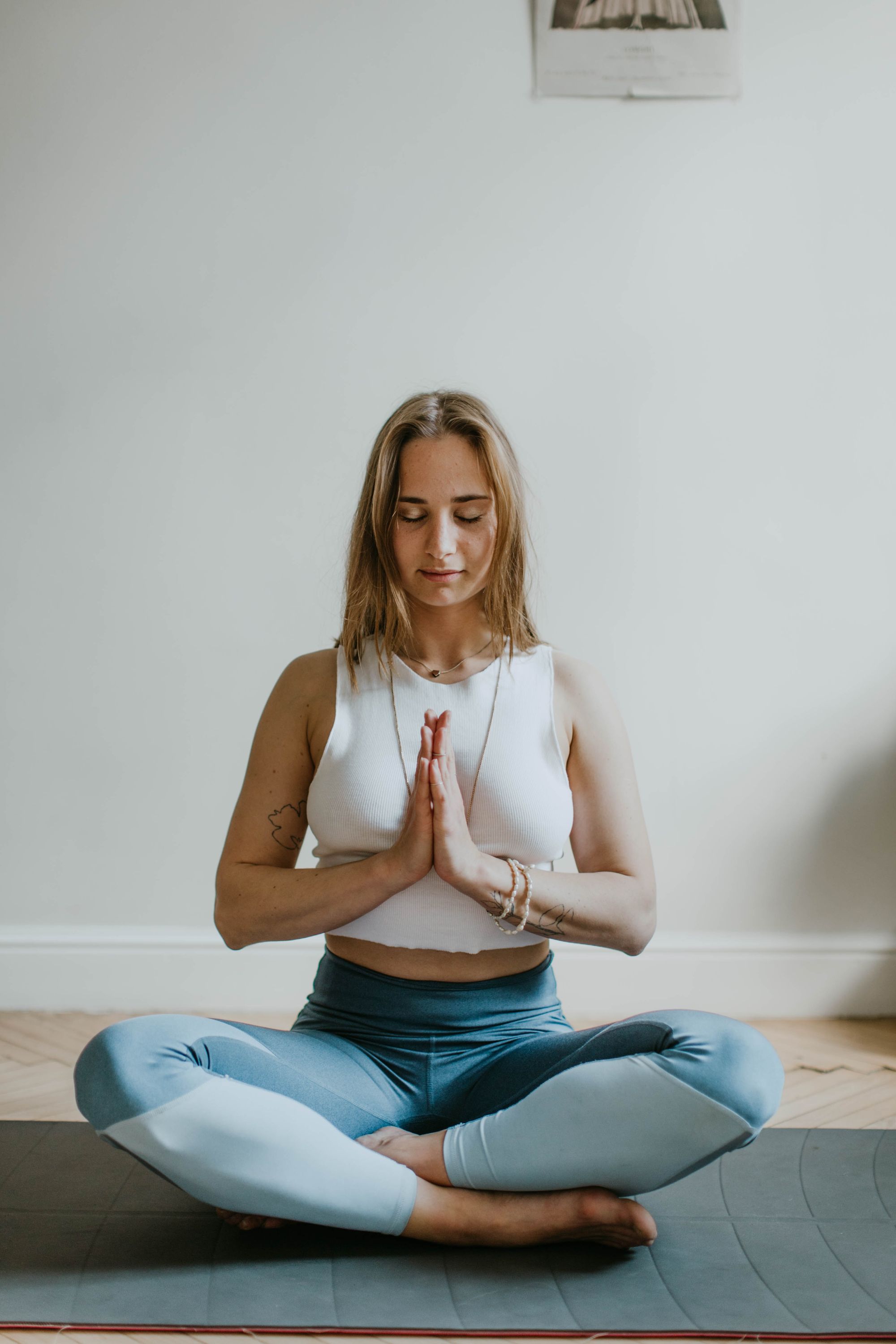 Girl meditating with benefits of Om chanting, its effect on the brain and methods