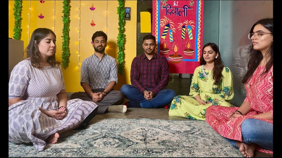 Group Meditation vs Solo Meditation: Which Is Better?