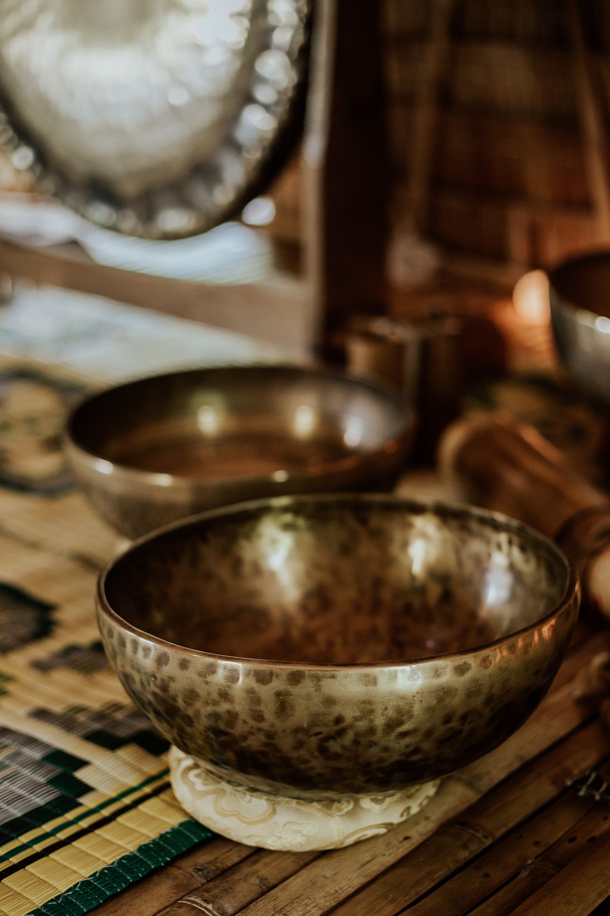 Sound therapy through singing bowls to enhance the power of meditation
