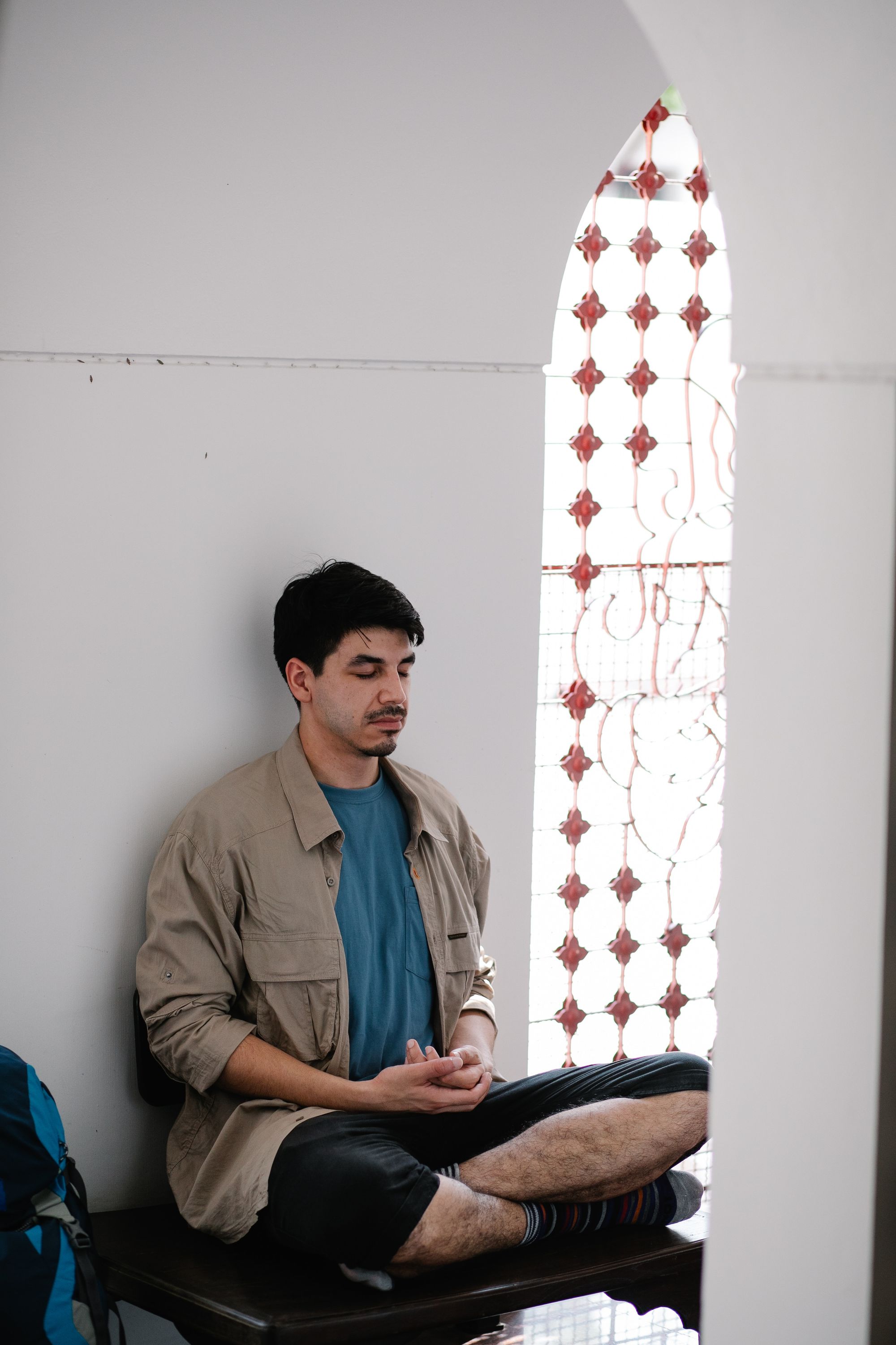 A man meditating using the Swa:aha (formerly Level SuperMind) app to find how to do meditation and avail the benefits of meditation