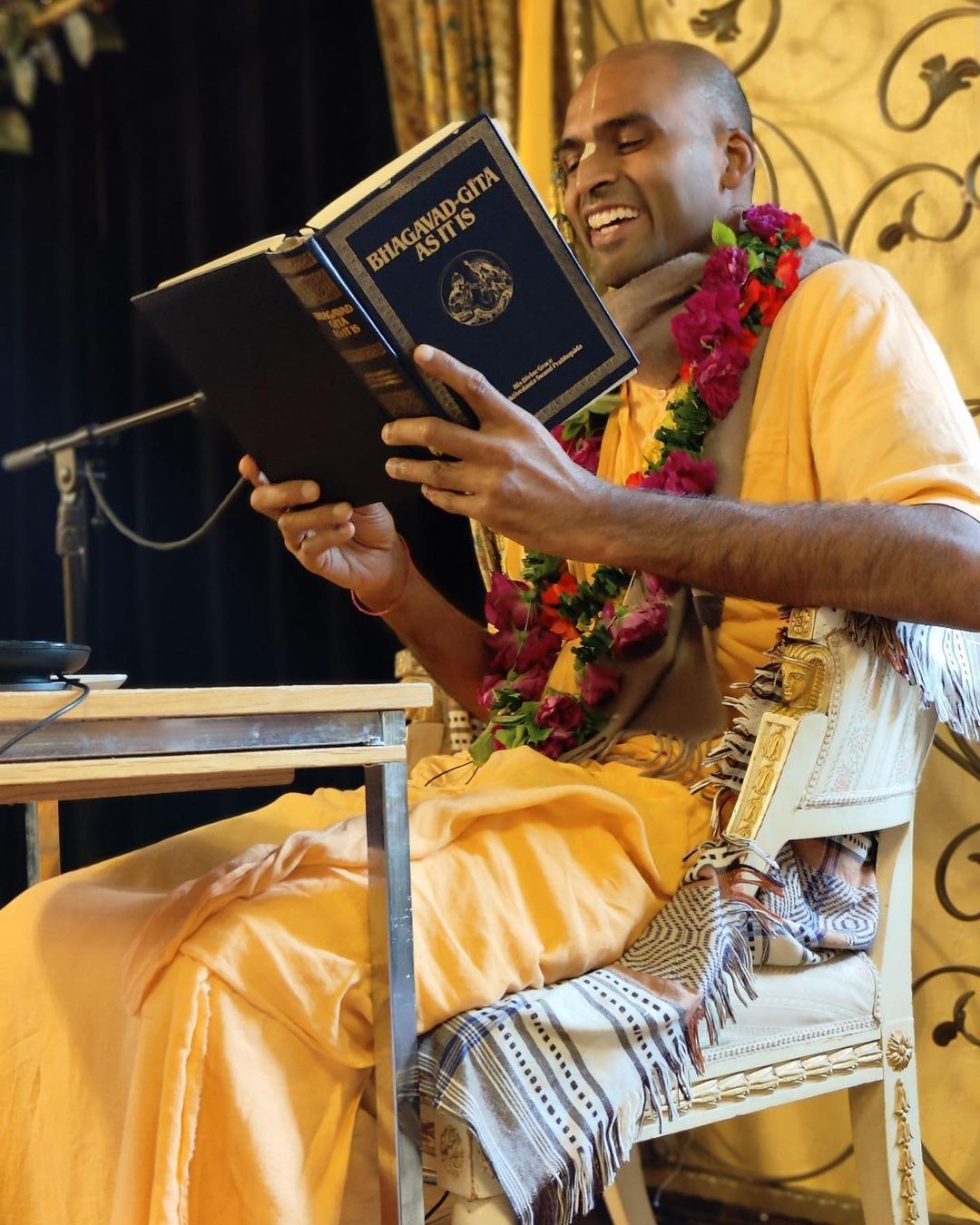Monk stories: Bhagavad git and the essence of lord krishna mantra by Keshava Swami