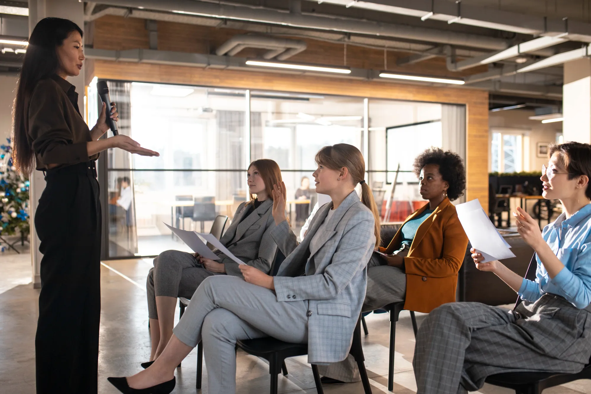 A group of people in a conference to challenge the ability to recall and increase memory power