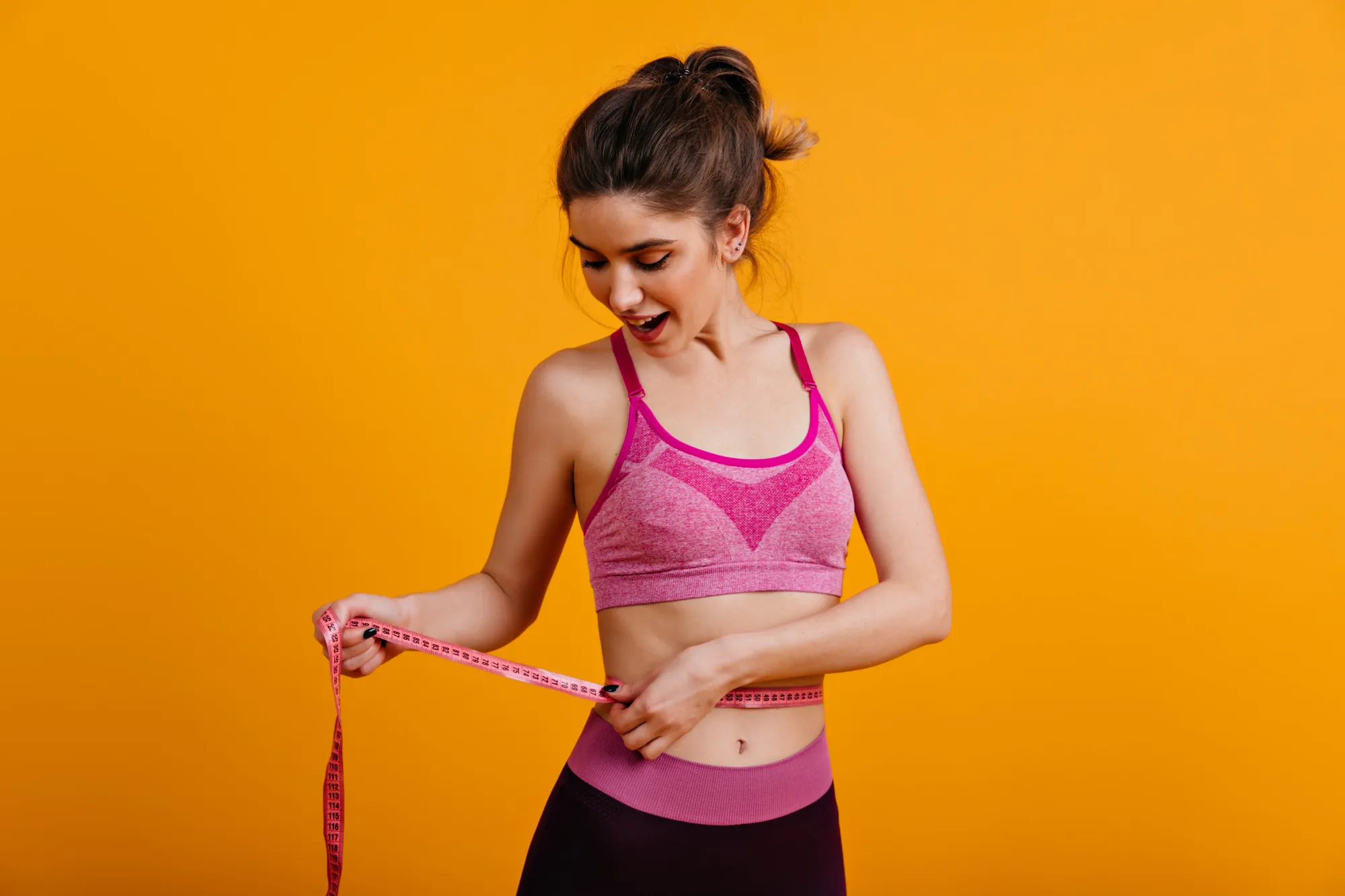 A woman with a waist tape lost her weight through stair climbing