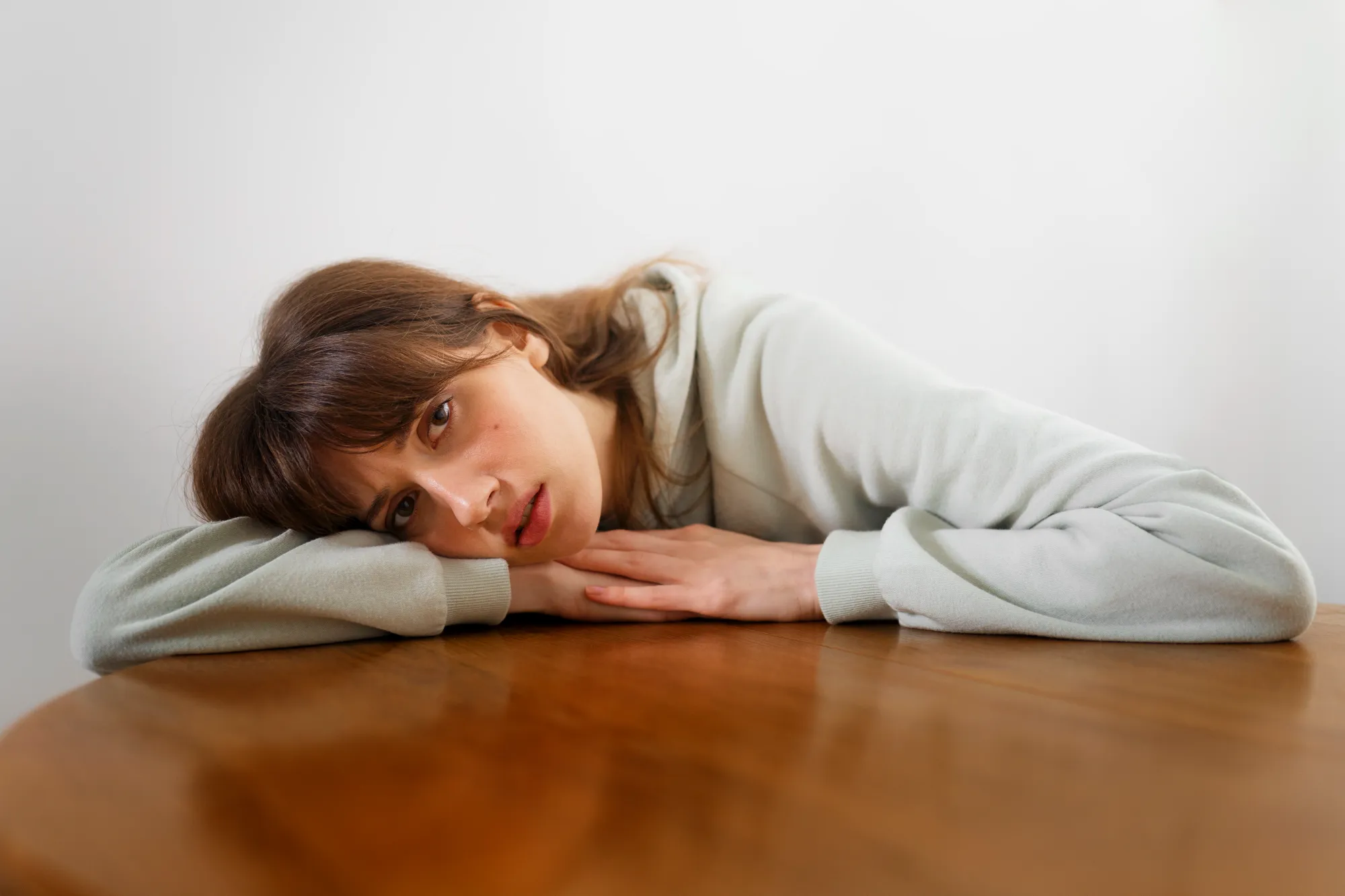 A tired woman not getti g enough core sleep