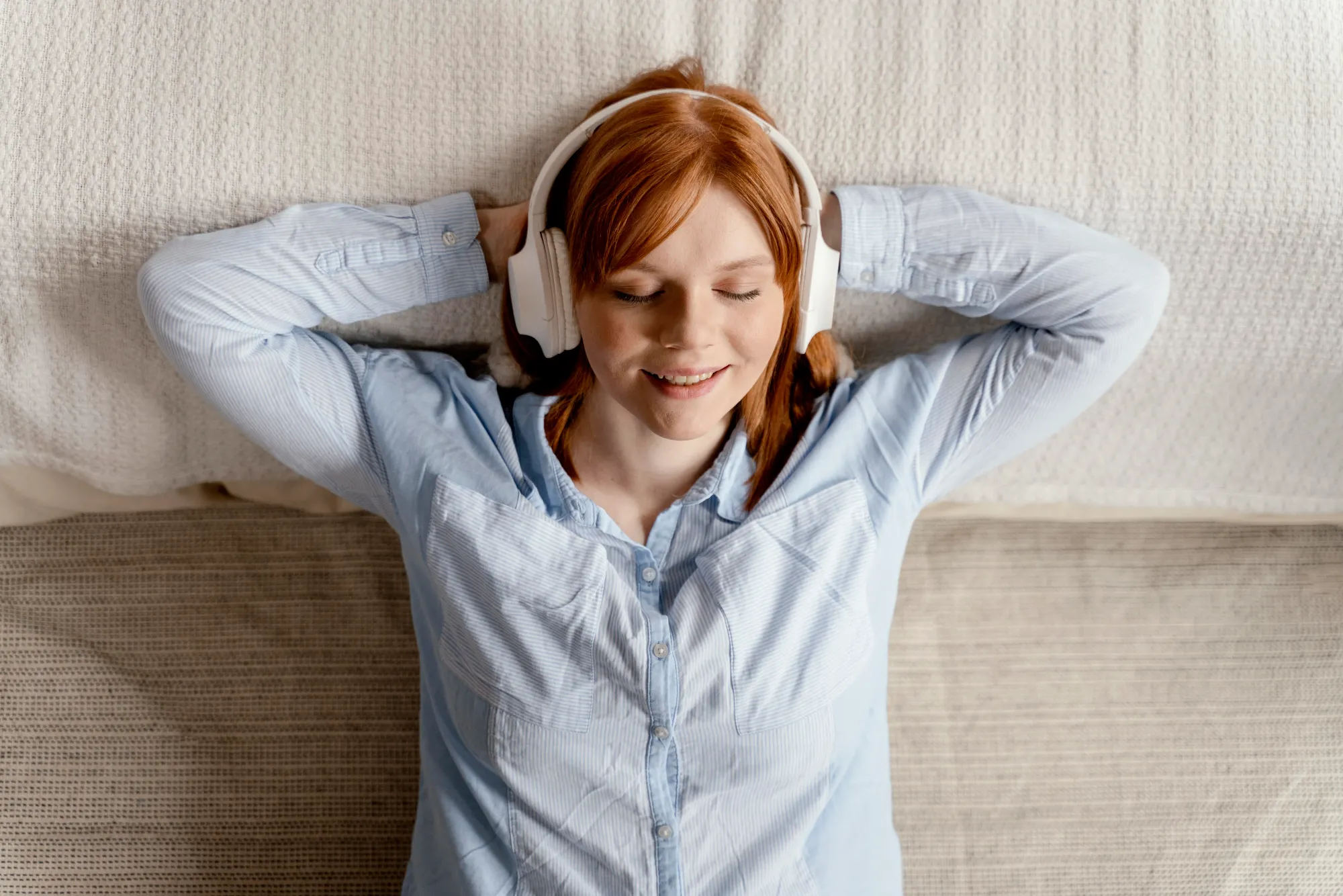 A woman sleeping peacefully after listening to night sleep music