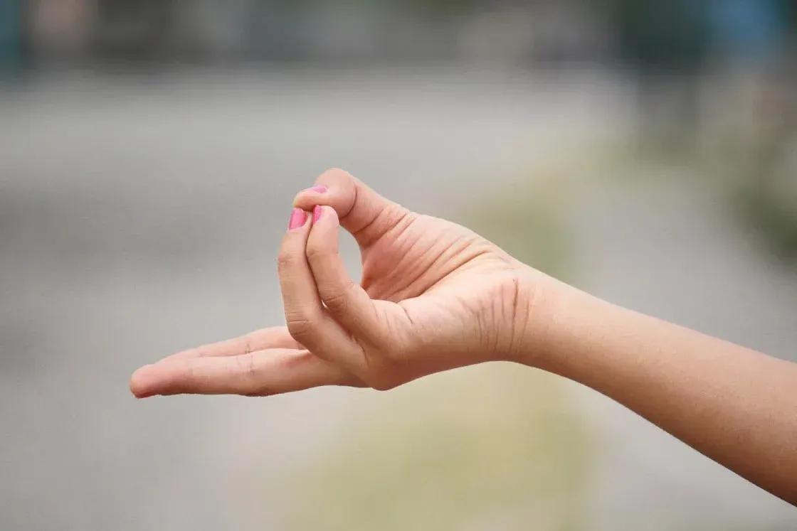 Hand mudra for meditation to strengthen the immune system