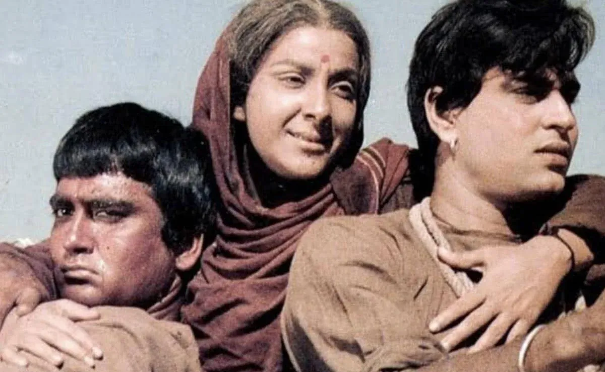 Poster of Mother India, a movie that sets unrealistic versions of motherhood for new moms, working moms