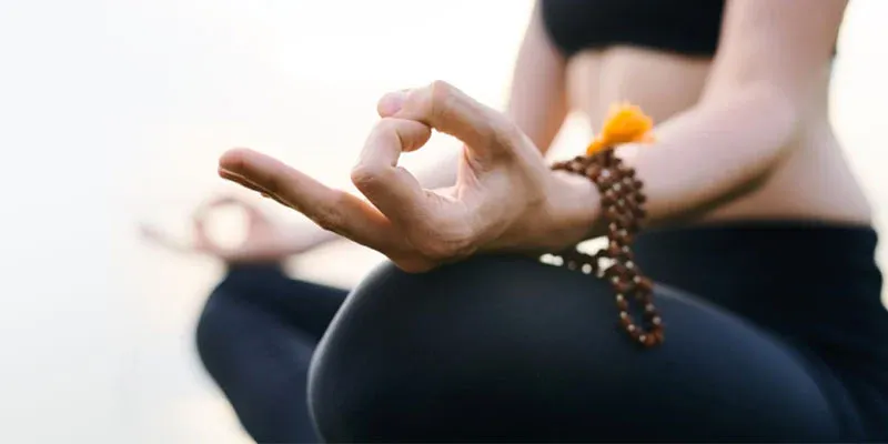 Vayu hand mudra: Reduce anxiety and relieve pain